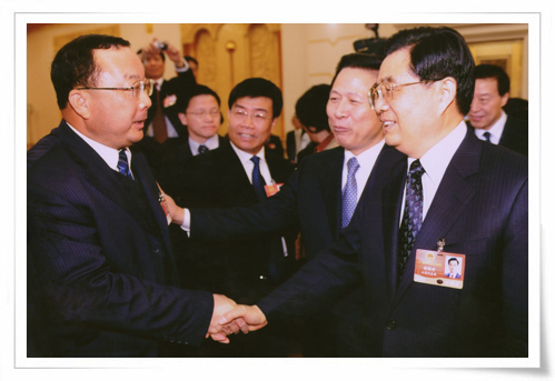 在十一屆全國人大會議上，時任中共中央總書記胡錦濤親切接見集團創始人劉慶年